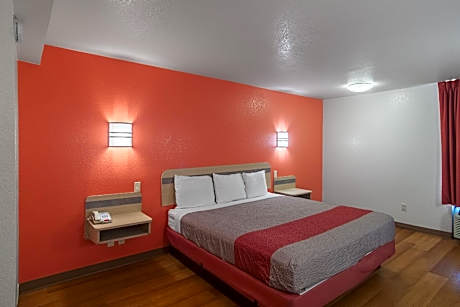1 King Bed | Mobility Acc Tub Smk Micfridge