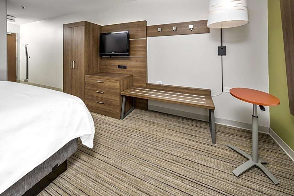 Holiday Inn Express Chicago Northwest-Vernon Hills By IHG