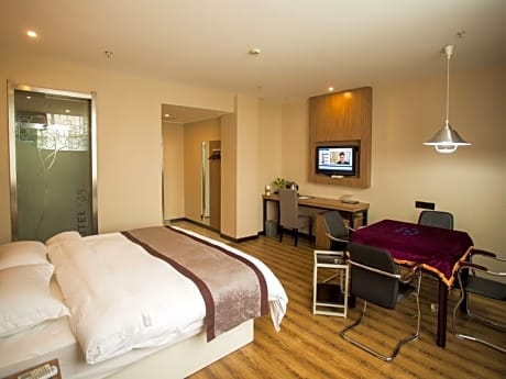 Business Queen Room