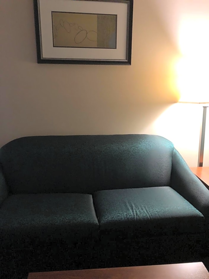Countryview Inn & Suites