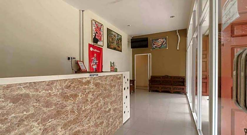 RedDoorz near RS Adam Malik Medan 2