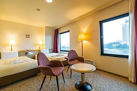 Large Twin Room - Non-Smoking