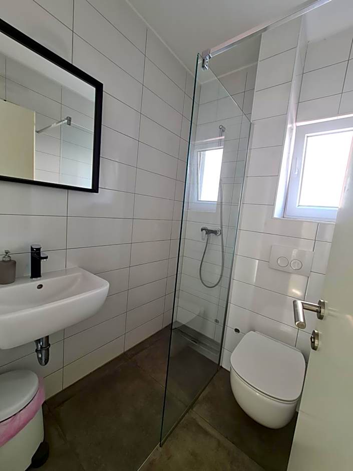 SUBTUB Hostel Makarska