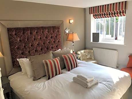 Junior Suite-Ensuite-Ground Floor Room 8