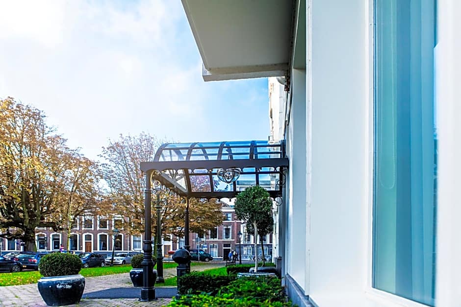 Carlton Ambassador Hotel