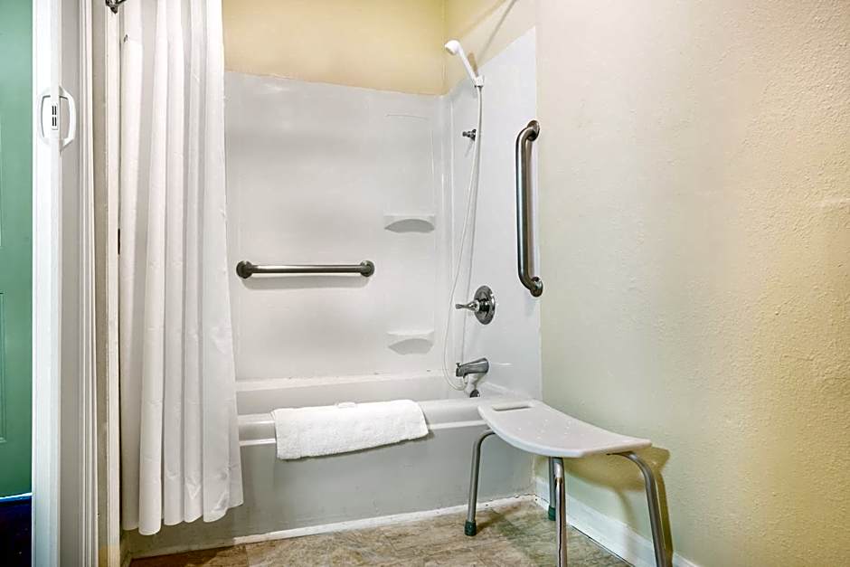 Super 8 by Wyndham Manning