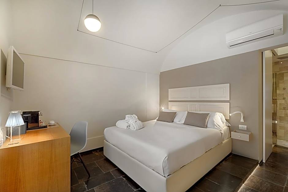 Photo 1 of 8 of 1 Queen Bed Suite, Jetted Tub