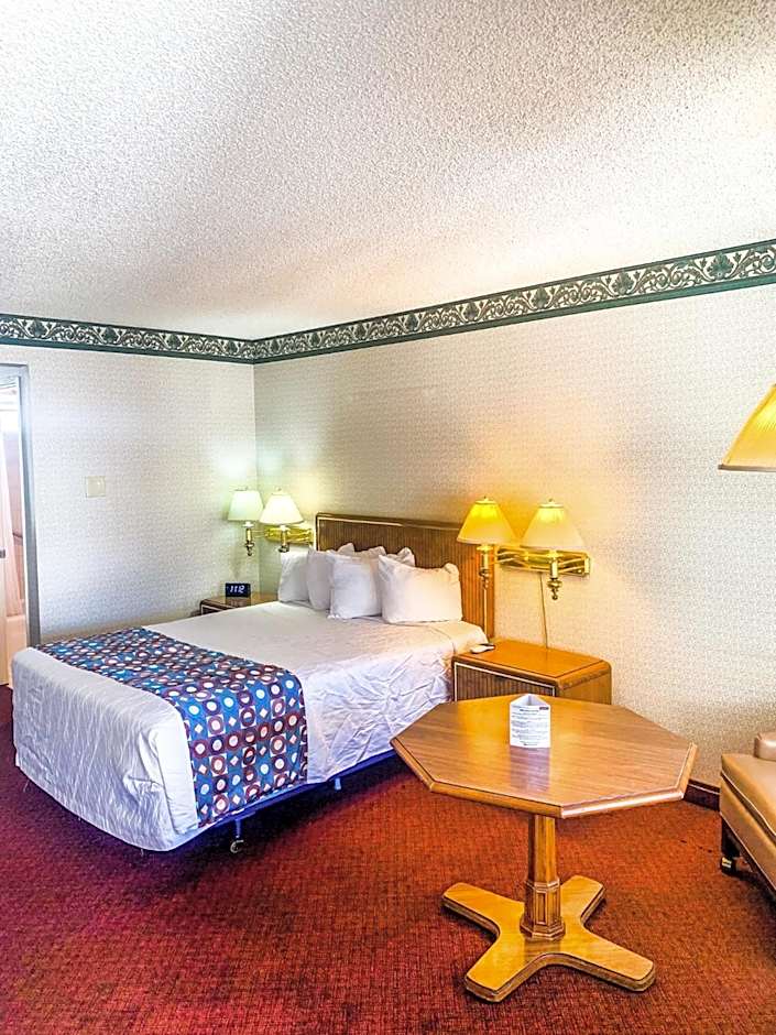 Econo Lodge Inn & Suites