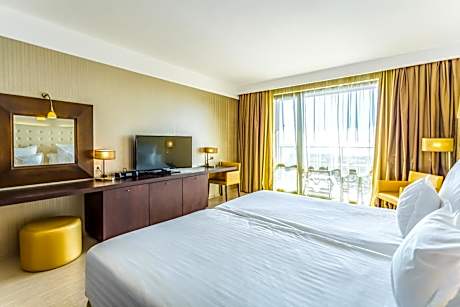Deluxe Double Room Sea View (2 Adults + 2 Children)
