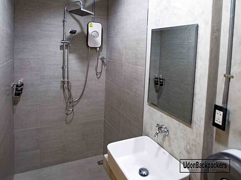 UdonBackpackers Beds and cafe