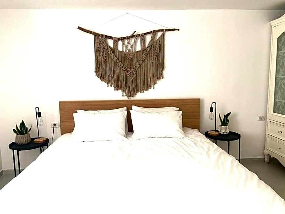 אירוח השקד - 10דק' משדה התעופה