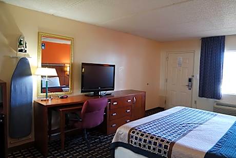 1 King Bed Mobility Mobility Accessible Room Non-Smoking