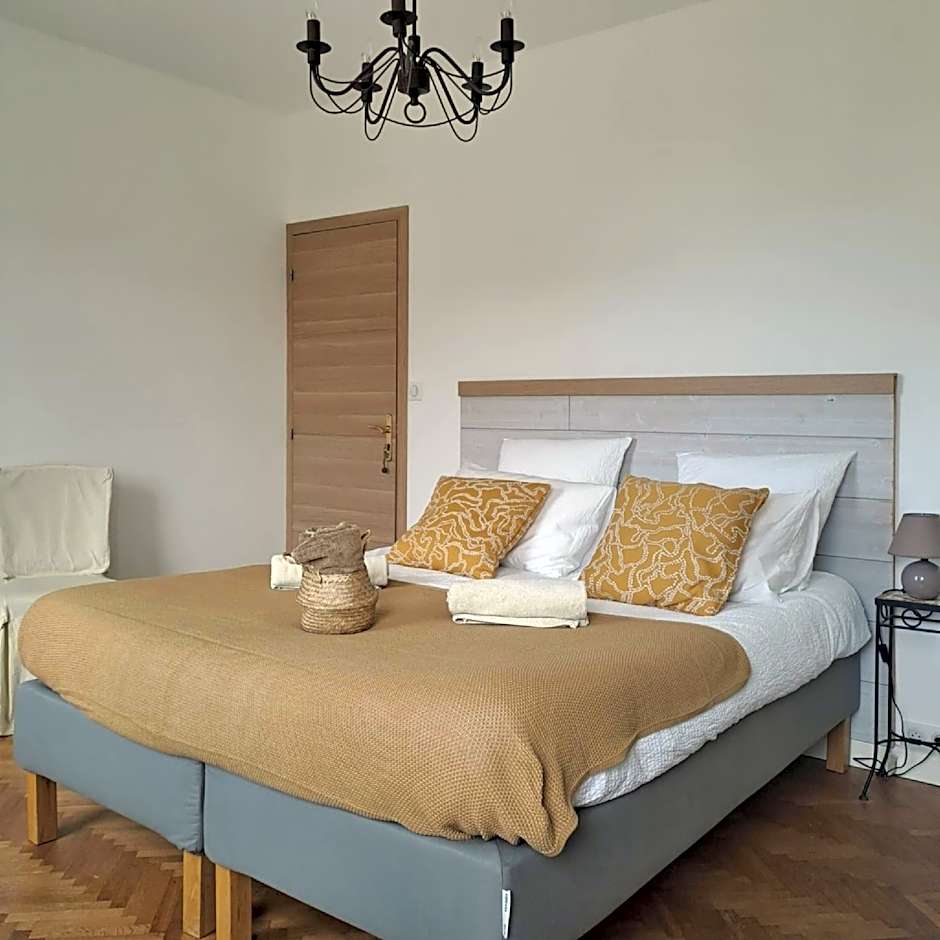 Photo 1 of 5 of Chambre double beige
