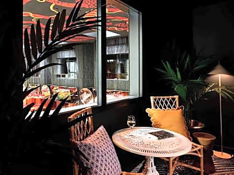 Large Mama Room with Inside Patio