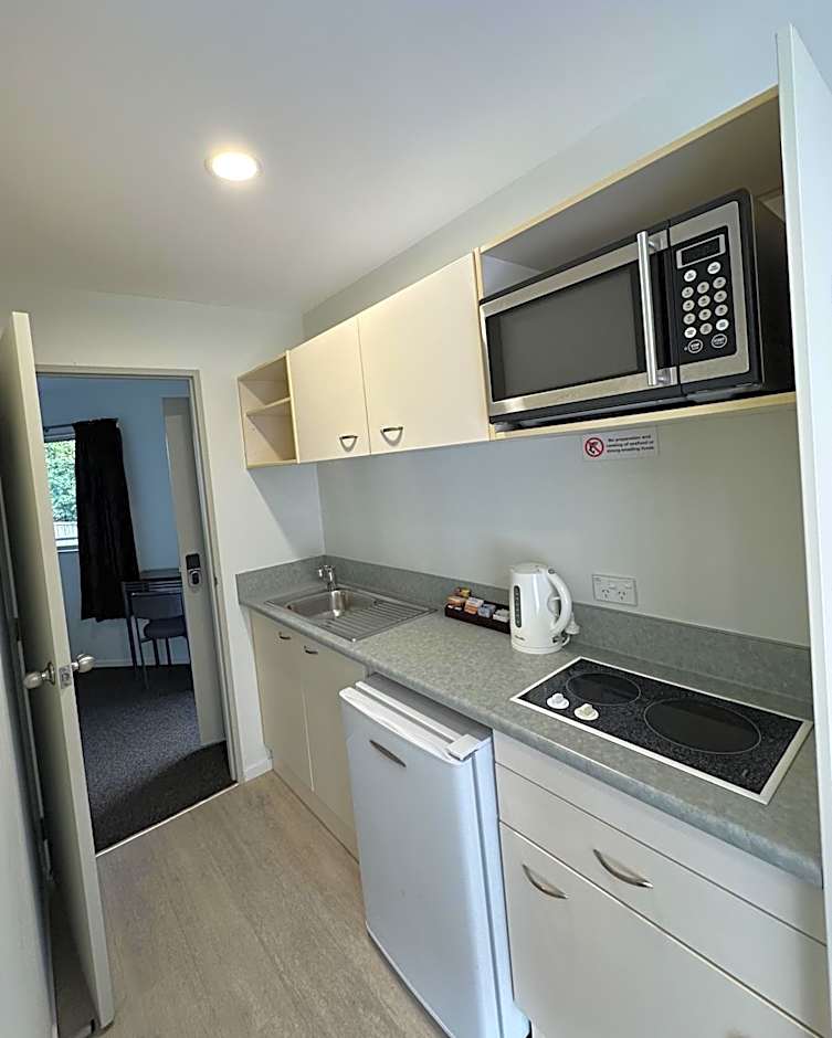 Baycourt Lakefront Motel