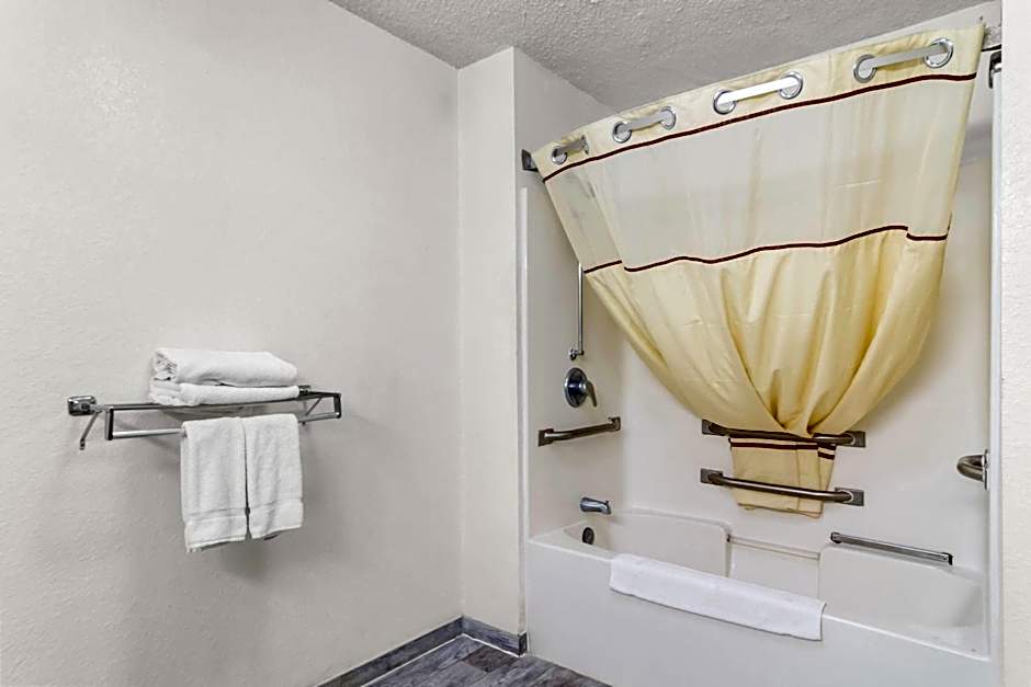 Travelodge Suites by Wyndham MacClenny