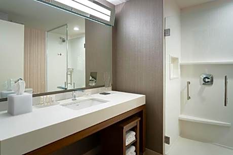 Queen Room with Two Queen Beds and Adapted Tub - Mobility Accessible