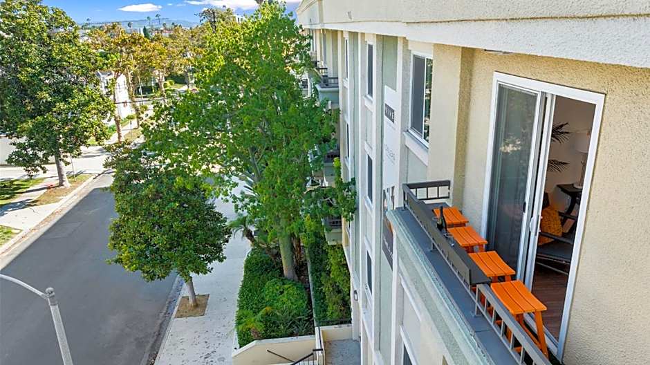 Beverly Hills 2 bed 2 bath Penthouse with Den and Parking 414