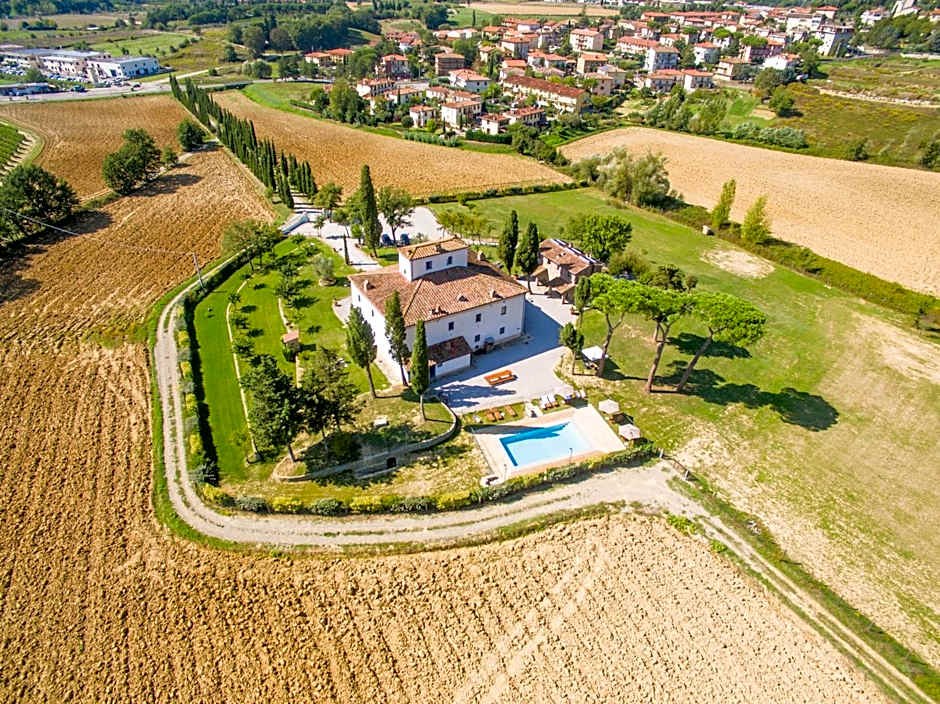 Farmhouse with swimming pool surrounded by greenery just 20 minutes from Arezzo