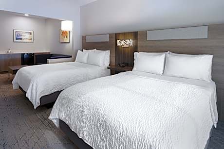 2 Queen Bed Deluxe Hearing Accessible Tub Non-Smoking