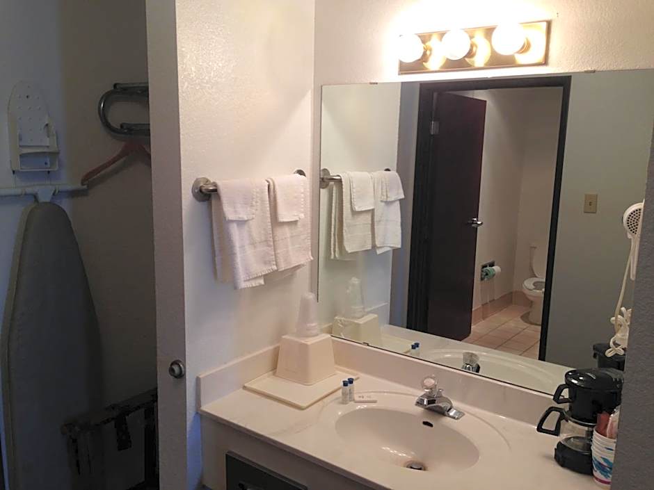 Brentwood Inn & Suites