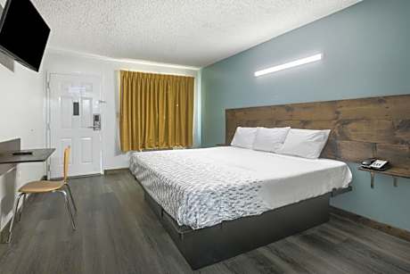 1 King Bed Non Smoking