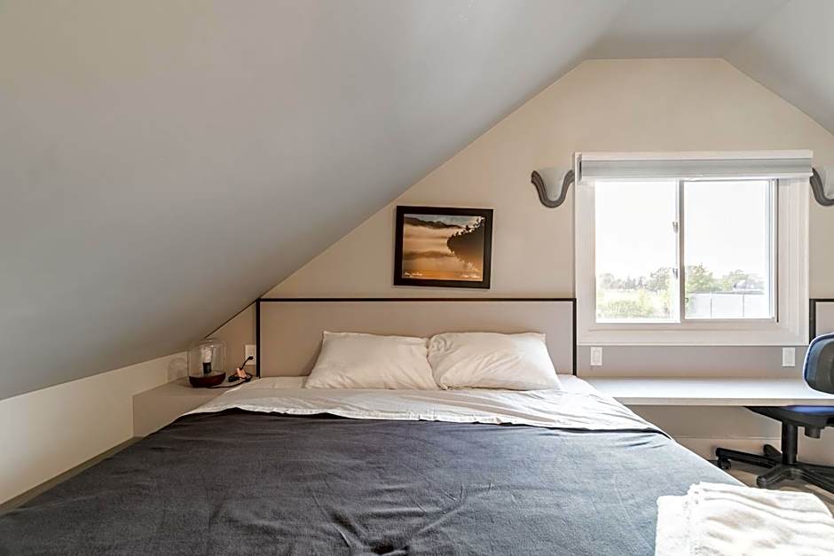 Beautiful renovated home 3 mins drive to Fall