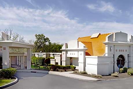 Howard Johnson by Wyndham Newburgh