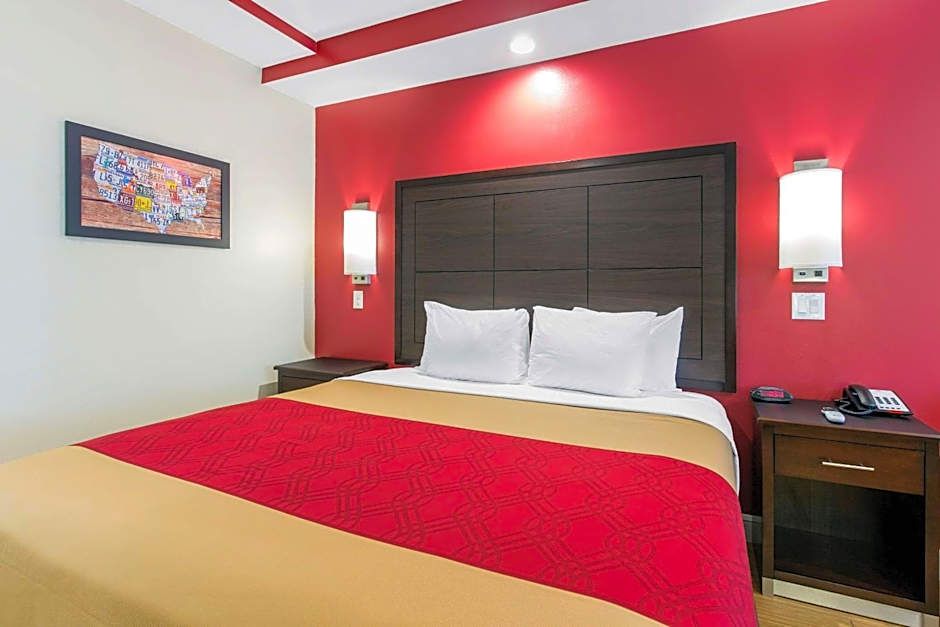 Econo Lodge Inn & Suites