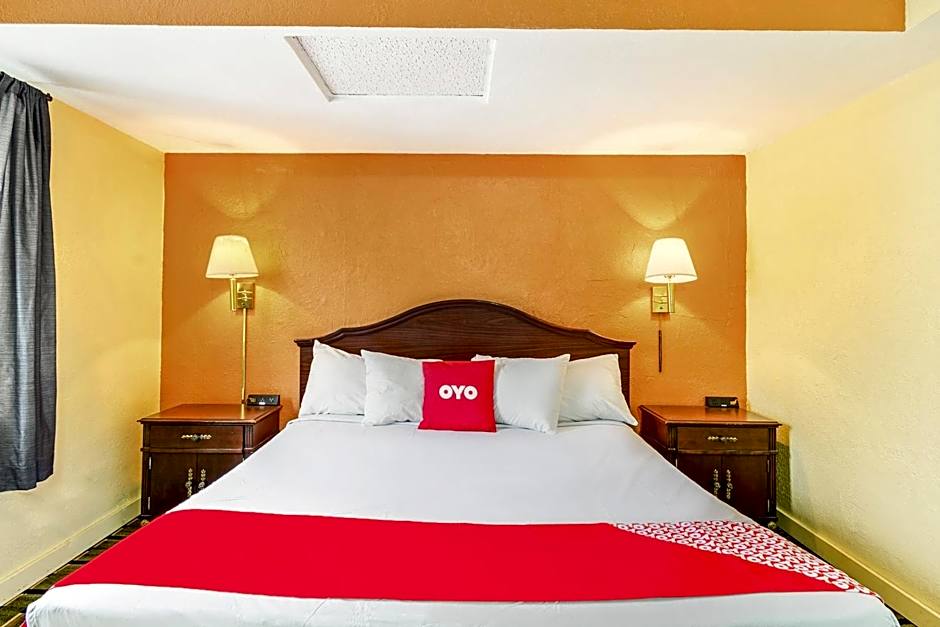 OYO Hotel Downtown Peoria IL I-74