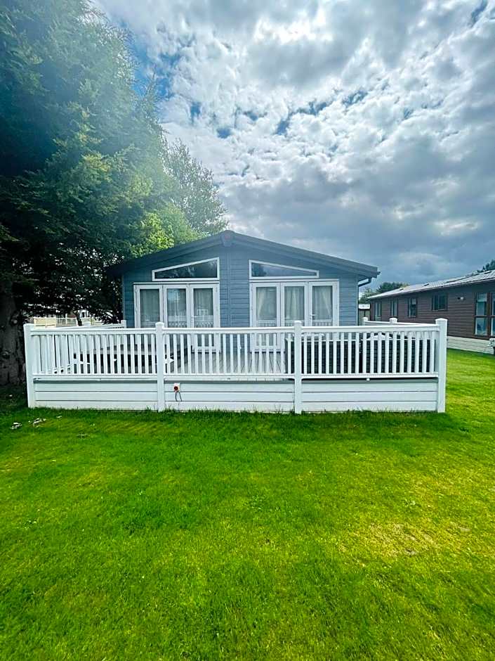 Sutton Lodge with Hot Tub