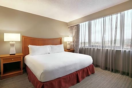 Suite 1 King Bed Accessible Non Smoking (Hearing) NON-REFUNDABLE
