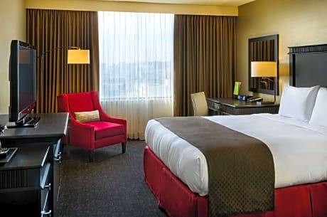 1 KING MOBILITY ACCESS W/RI SHWR INCLUDES FRIDGE SWEET DREAMS EXPERIENCE BED - COMP WIFI