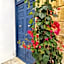 Follow the Sun Boutique Hostel - Pool, Breakfast & Sea Views