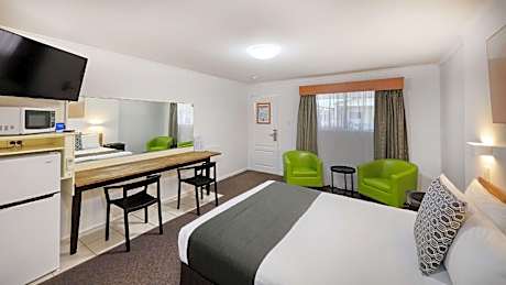 Standard Twin with Bathtub