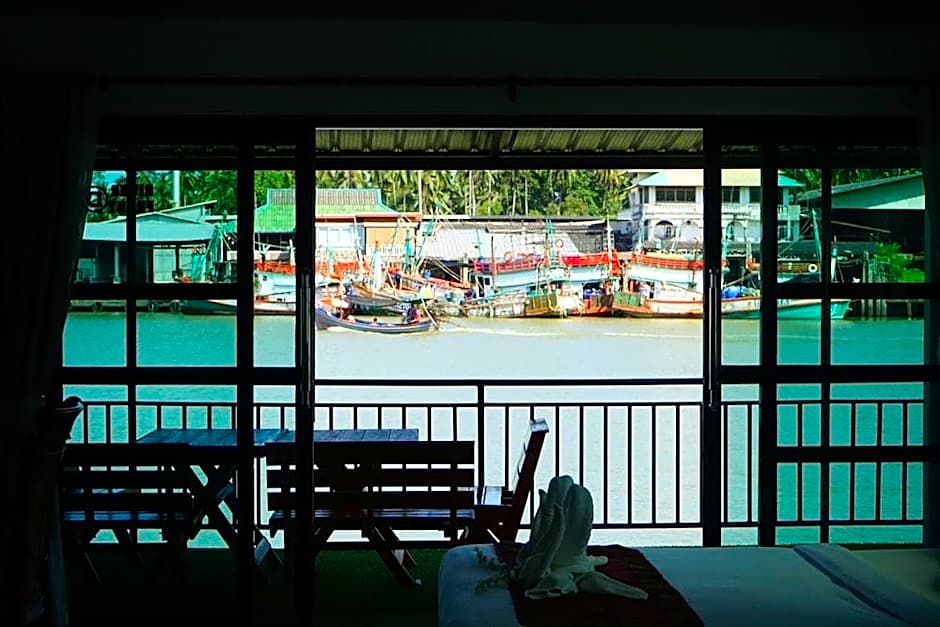 Chaiyai River Front Hotel