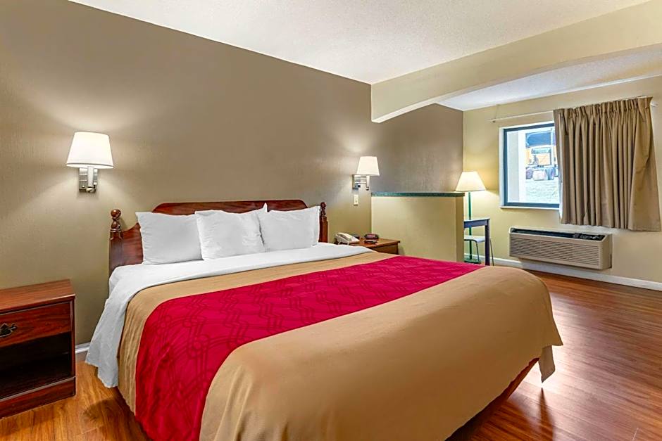 Econo Lodge Inn & Suites Southeast