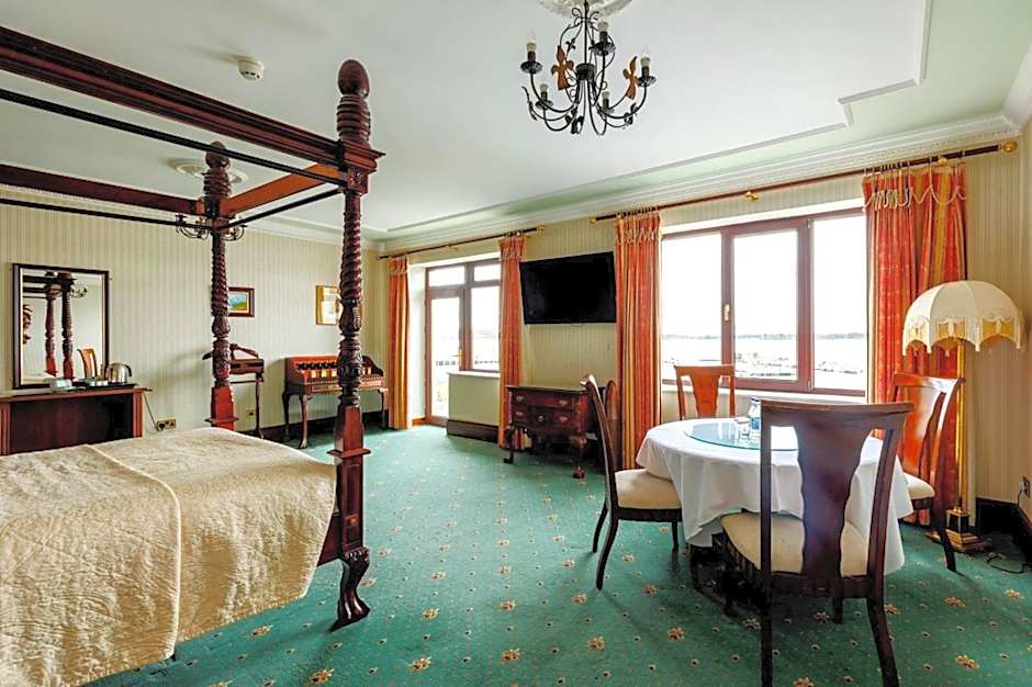 Lakeside Manor Hotel