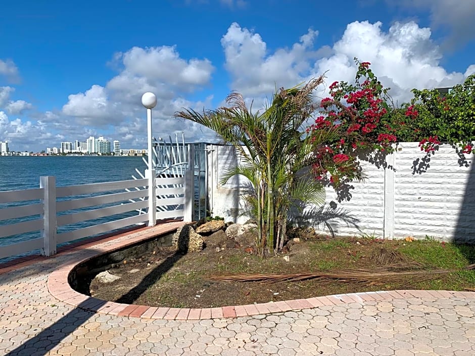 International Inn on the Bay