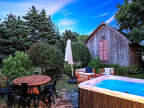 The Gem - Beautiful farmhouse with hot tub