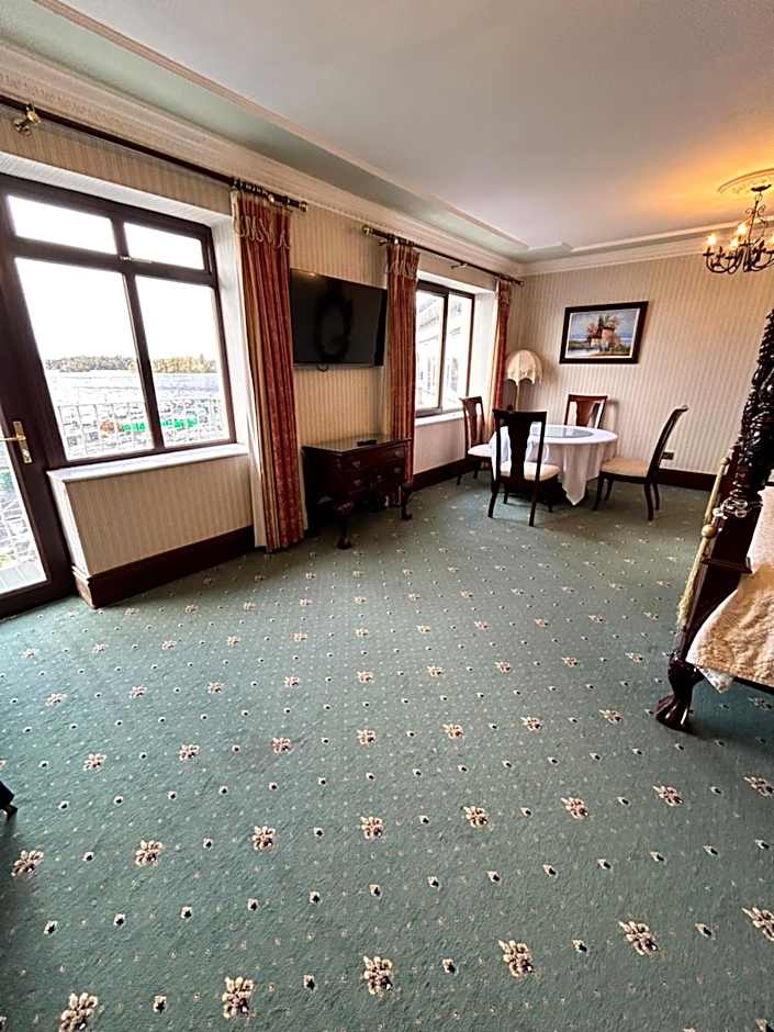 Lakeside Manor Hotel