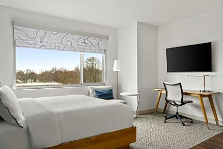 Standard King Room with Courtyard View