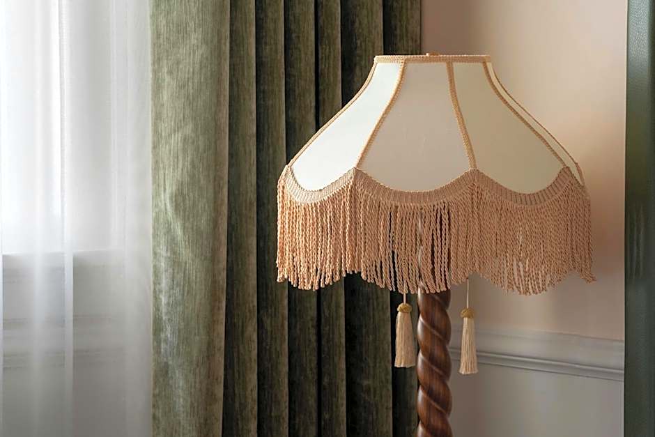 The Stoneleigh, Autograph Collection