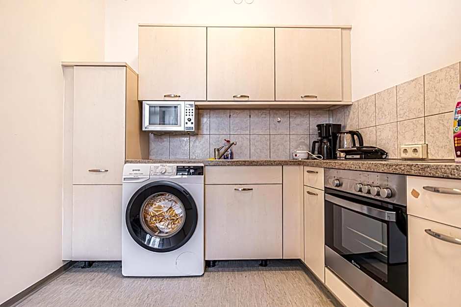 Near Schönbrunn - Economy Rooms in Shared Apartment at Meidling Train Station