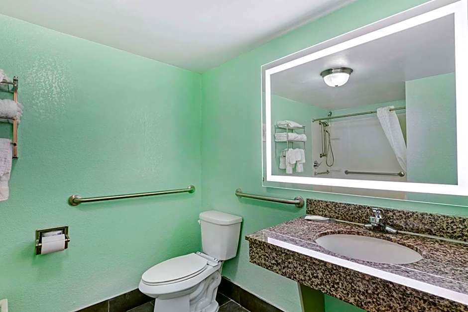 Clarion Inn Des Moines Airport