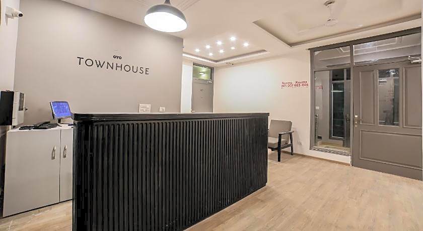 OYO 76804 OYO Townhouse 330