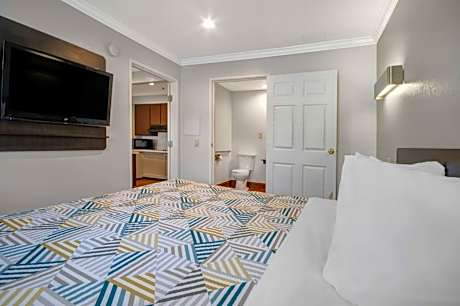King Room with Roll-in Shower - Disability Access - Non-Smoking