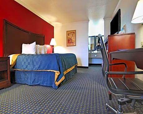 1 King Bed-Suite-Sofa-Sitting Area-Nonsmoking- Free Wifi-Microwave-Minifridge-Coffeemaker-