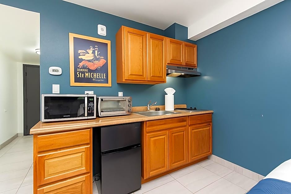 Oyster Bay Inn & Suites