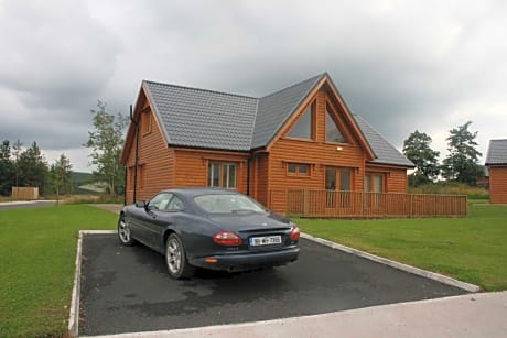 Drumcoura Lake Resort, Pet Friendly, Wifi, SKY TV, 4 Bedrooms, 2 reception rooms